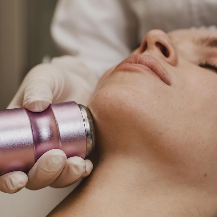 Jak zlikwidować drugi podbródek? Poznaj skuteczne sposoby na smukłą twarz